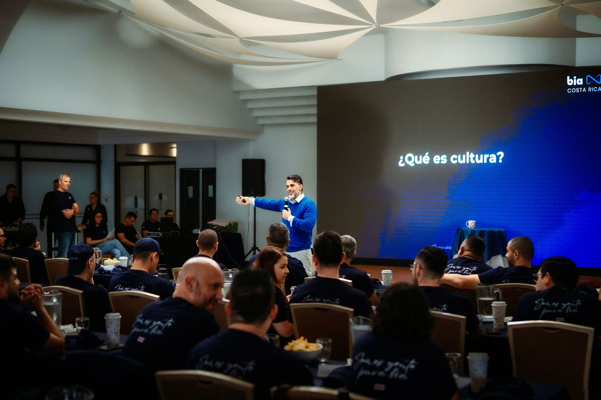 Allan Lorìa presentando sobre cultura organizacional en evento corporativo